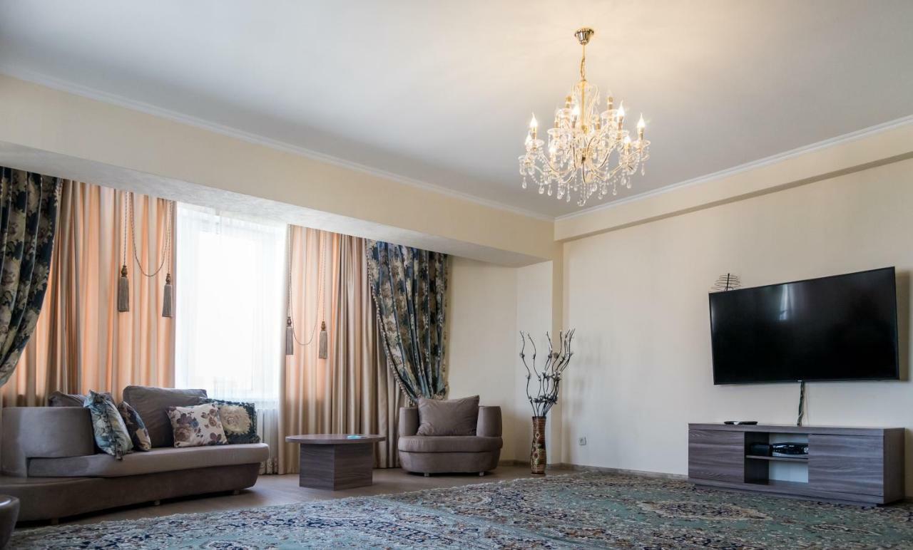 Spacious And Cozy Apartment In Bishkek Center Bagian luar foto