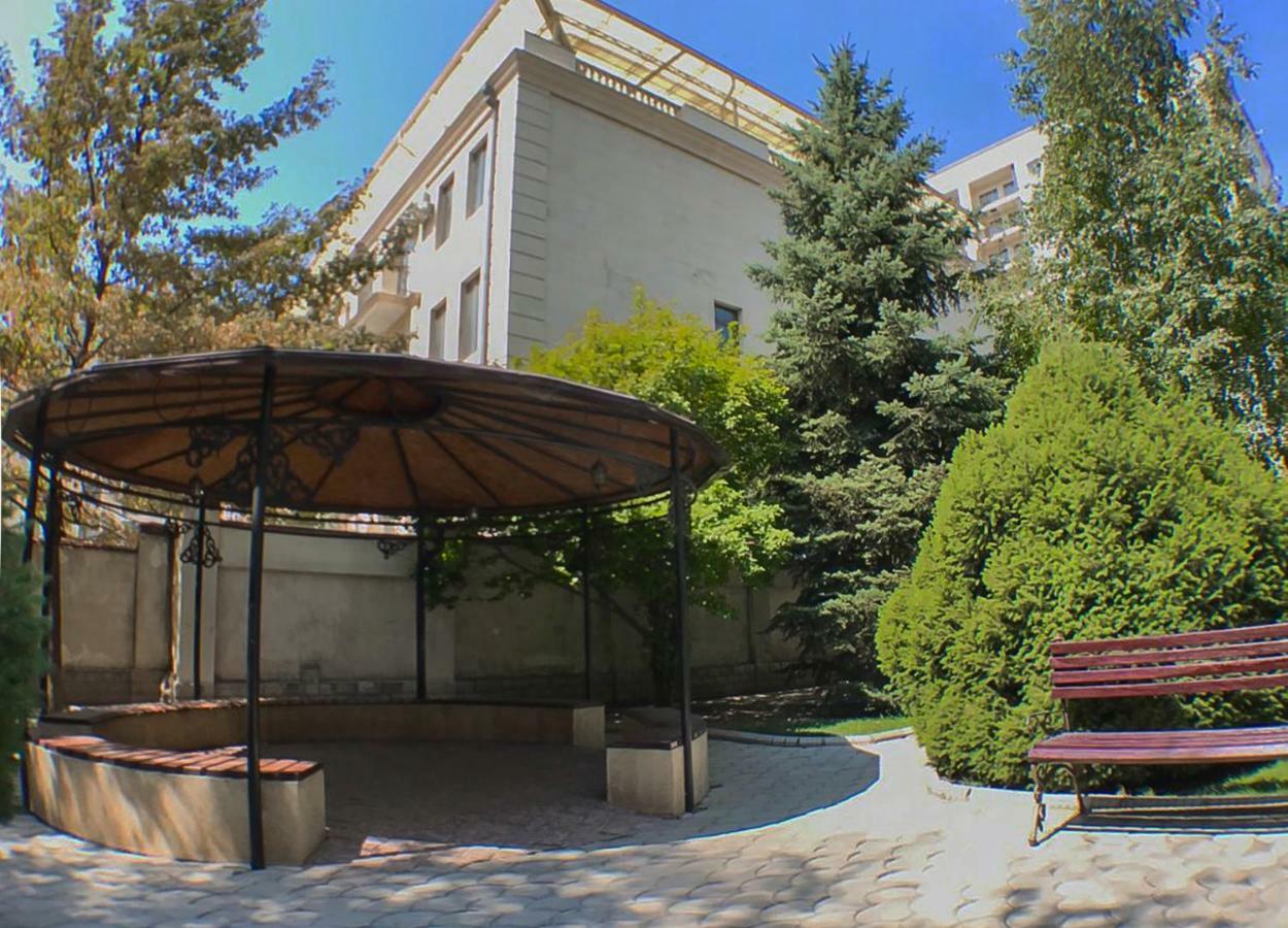 Spacious And Cozy Apartment In Bishkek Center Bagian luar foto