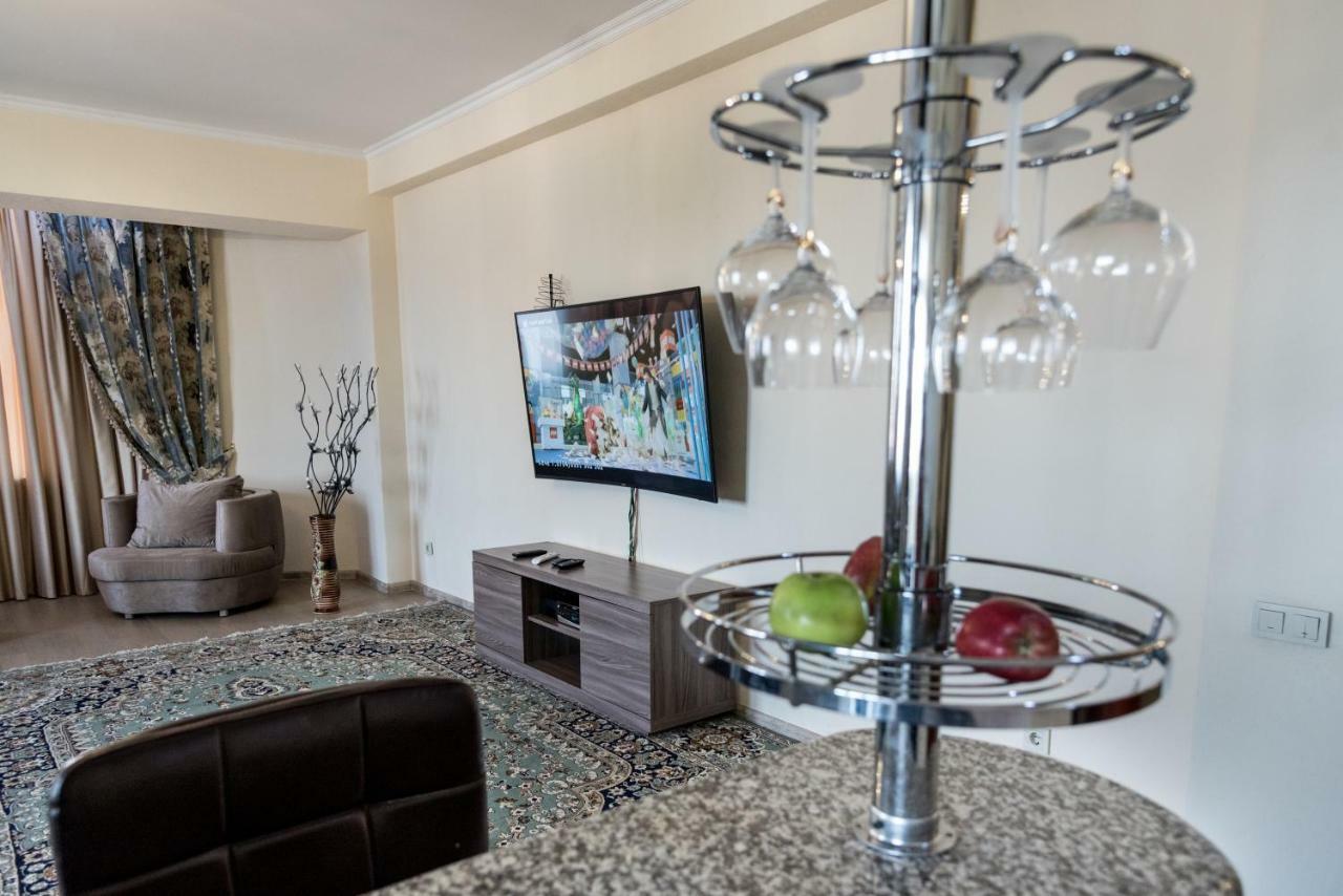 Spacious And Cozy Apartment In Bishkek Center Bagian luar foto