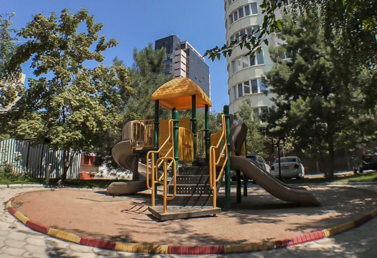 Spacious And Cozy Apartment In Bishkek Center Bagian luar foto