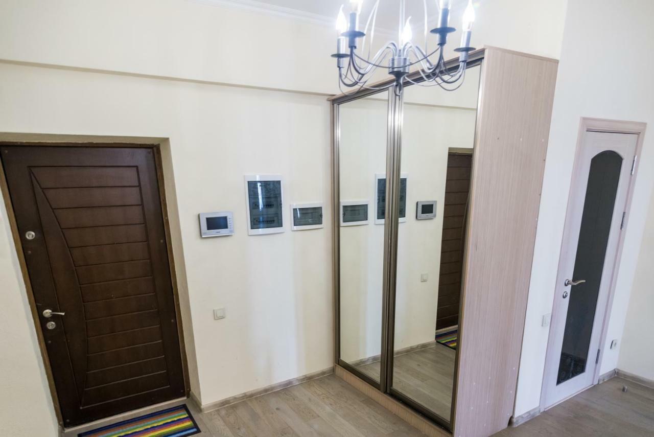 Spacious And Cozy Apartment In Bishkek Center Bagian luar foto