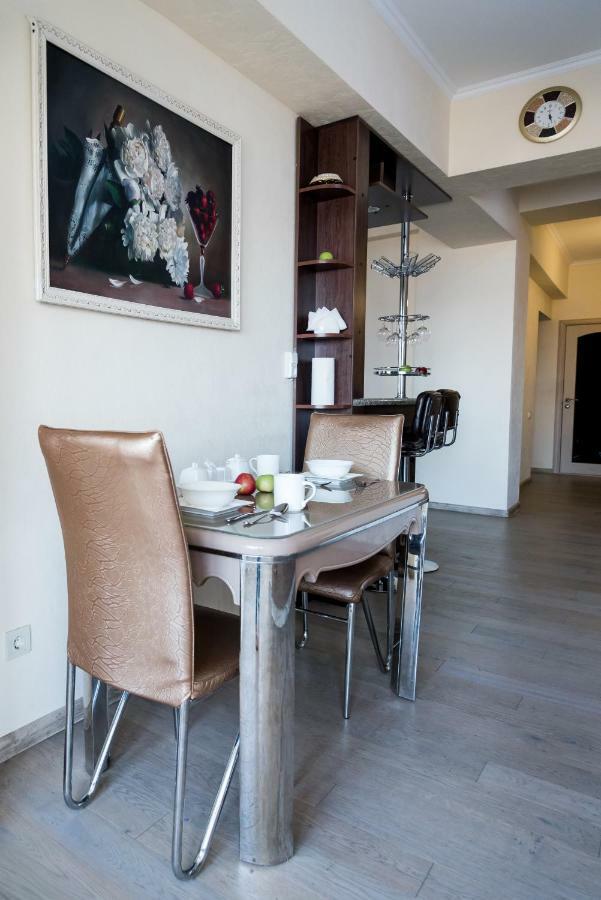 Spacious And Cozy Apartment In Bishkek Center Bagian luar foto