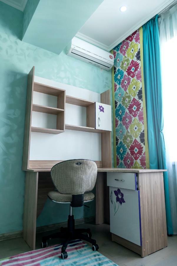Spacious And Cozy Apartment In Bishkek Center Bagian luar foto