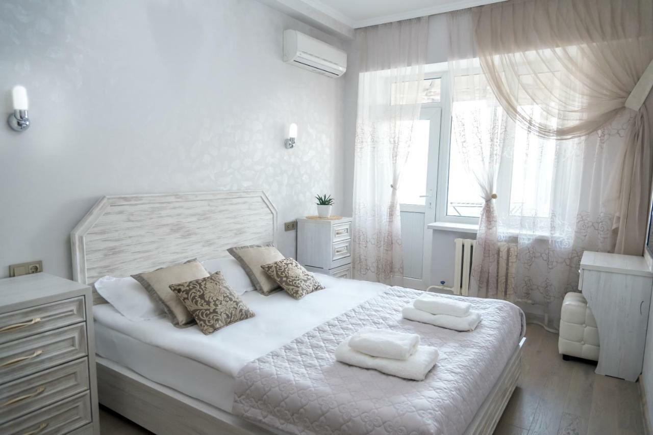 Spacious And Cozy Apartment In Bishkek Center Bagian luar foto